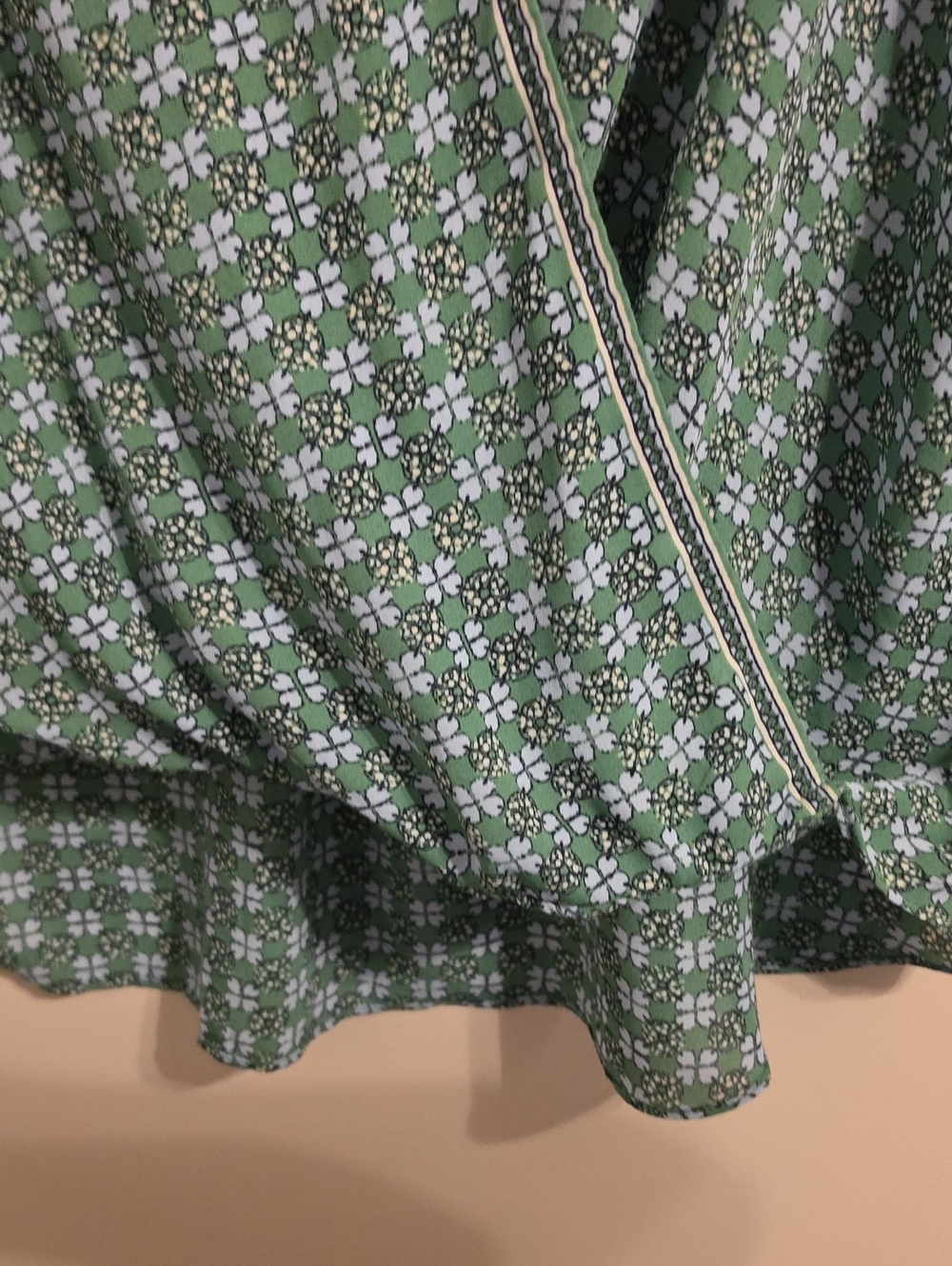 Max Studio Green V Neck Flutter Sleeve Higg Low Blouse. In EUC - Picture 5 of 8